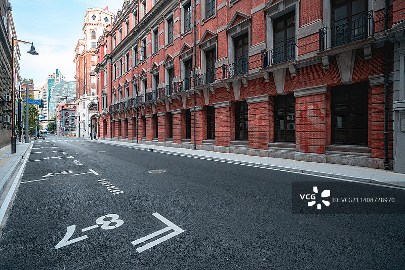 红色砖墙的上海石库门老建筑和沥青地面图片素材