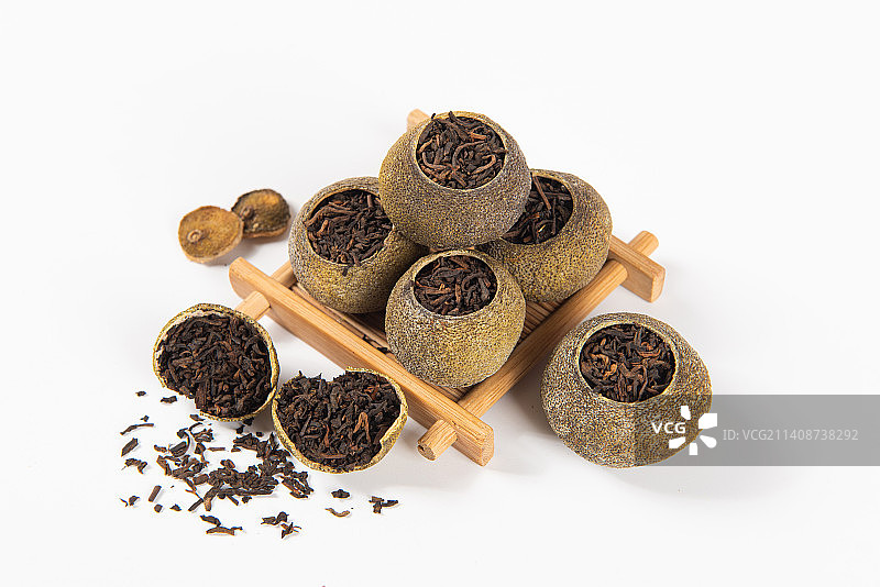 白色背景上的小青柑普洱茶图片素材