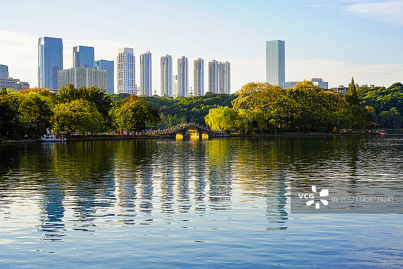 公园秋色，五彩斑斓，湖中倒影图片素材