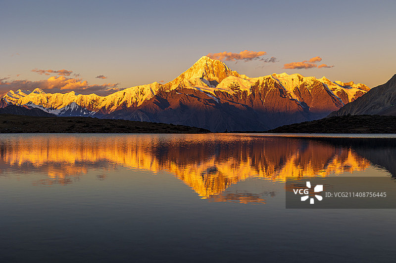 川西里索海子和贡嘎雪山的日照金山图片素材