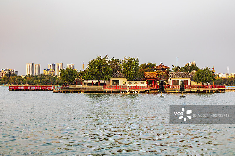 东昌湖畔暮秋晨景22.11图片素材