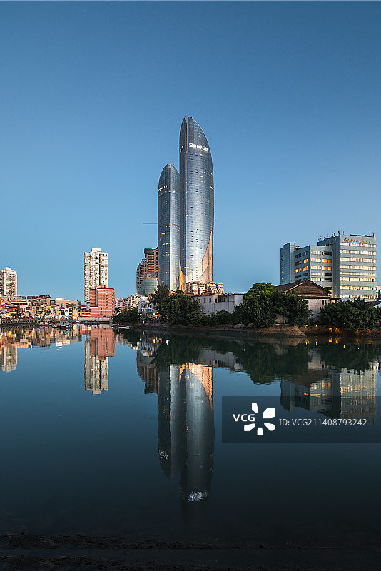 福建厦门沙坡尾双子塔世茂中心蓝调夜景倒影图片素材