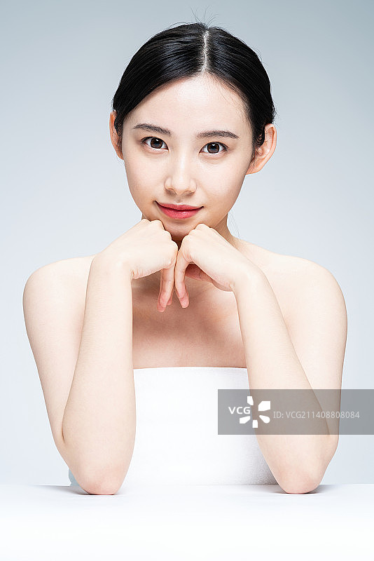 年轻漂亮的亚洲女孩图片素材