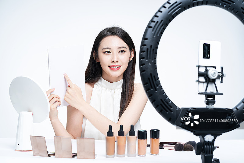 年轻漂亮的亚洲女主播图片素材