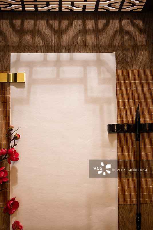 桌子上摆放的空白宣纸与毛笔图片素材