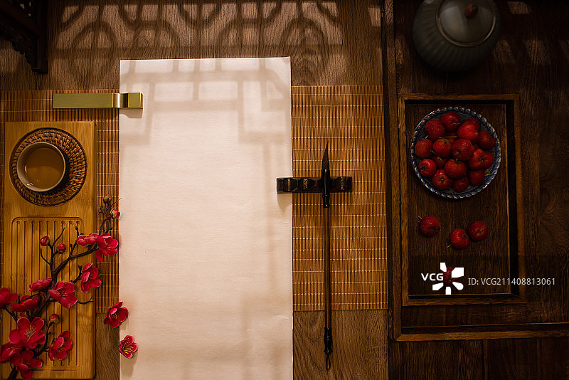 桌子上摆放的空白宣纸与食品饮料图片素材