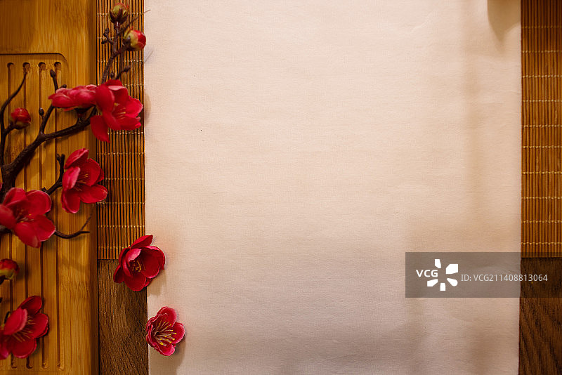 桌子上摆放的空白宣纸与毛笔图片素材