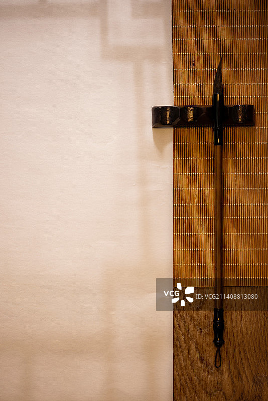 桌子上摆放的空白宣纸与毛笔图片素材