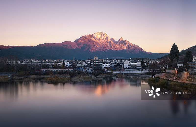 玉龙雪山日照金山图片素材