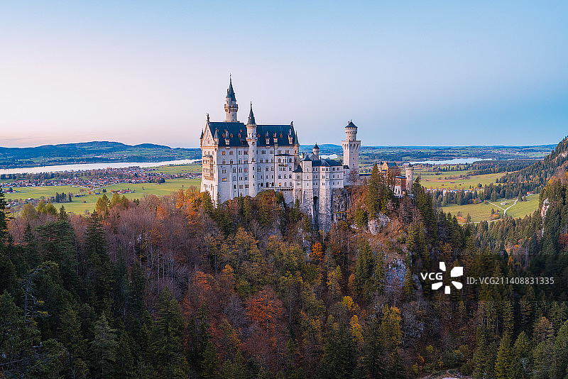 夕阳下的德国新天鹅堡城堡建筑风光图片素材