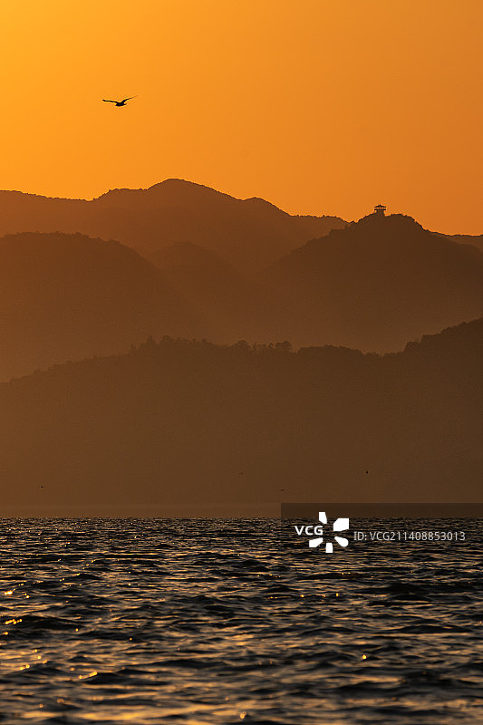 滇池西山与海鸥图片素材