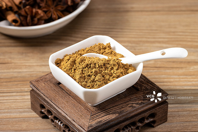 勺子放在装着五香粉的调味盘里图片素材