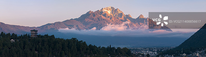 丽江玉龙雪山日照金山图片素材