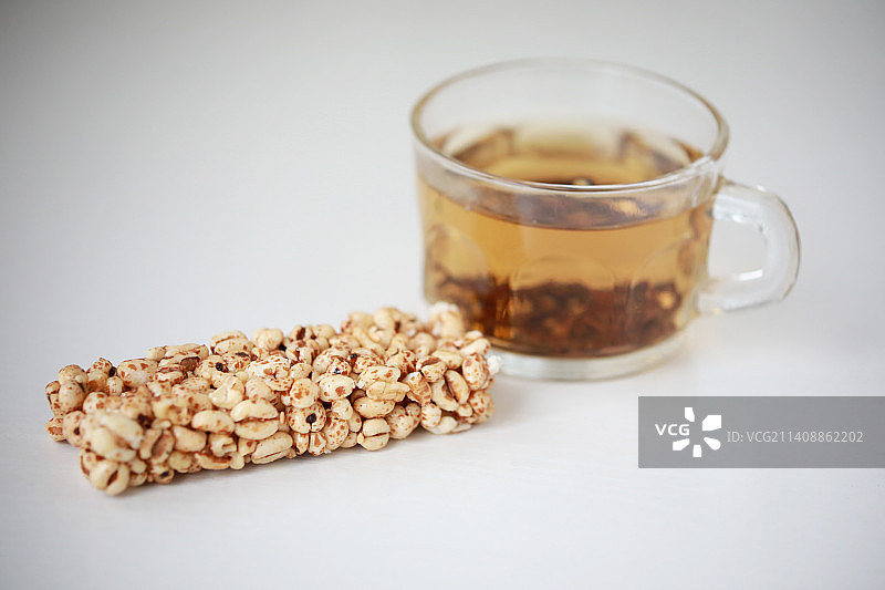 芝麻麦通和一杯茶图片素材