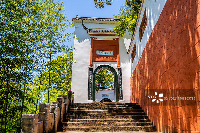 中国湖北省黄冈市黄州文赤壁东坡赤壁风景区，苏轼在此创作《念奴娇·赤壁怀古》图片素材