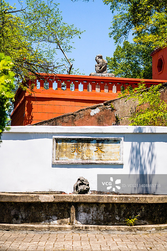 中国湖北省黄冈市黄州文赤壁东坡赤壁风景区，苏轼在此创作《念奴娇·赤壁怀古》图片素材