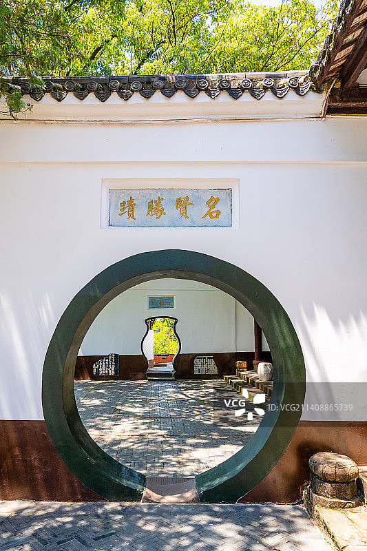 中国湖北省黄冈市黄州文赤壁东坡赤壁风景区，苏轼在此创作《念奴娇·赤壁怀古》图片素材