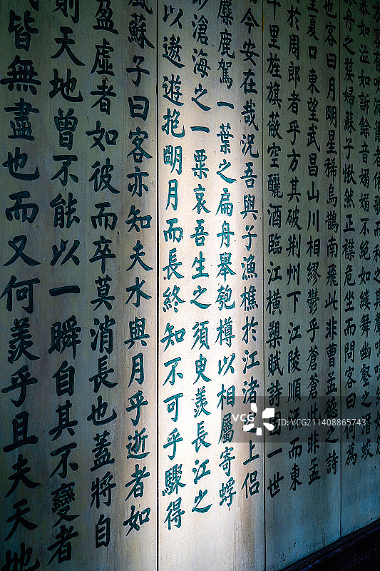 中国湖北省黄冈市黄州文赤壁东坡赤壁风景区，苏轼在此创作《念奴娇·赤壁怀古》图片素材