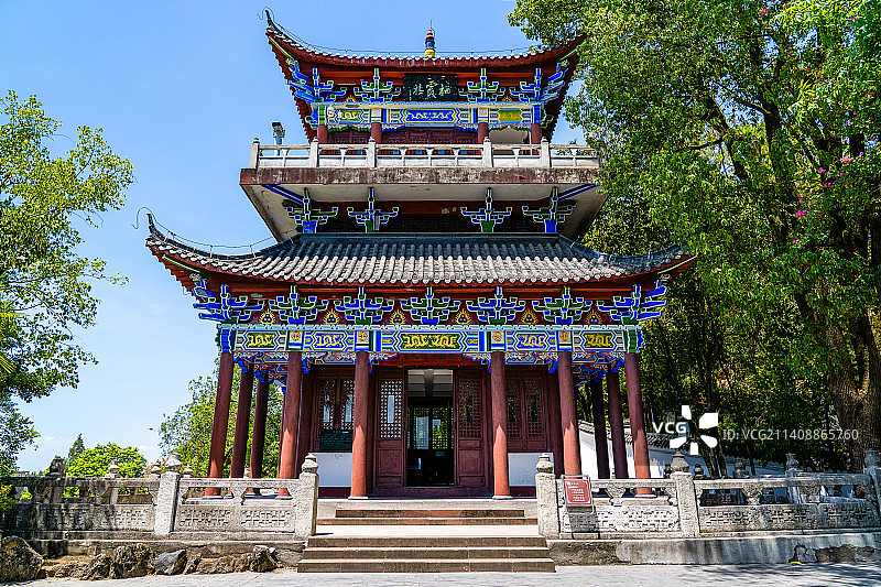 中国湖北省黄冈市黄州文赤壁东坡赤壁风景区，苏轼在此创作《念奴娇·赤壁怀古》图片素材