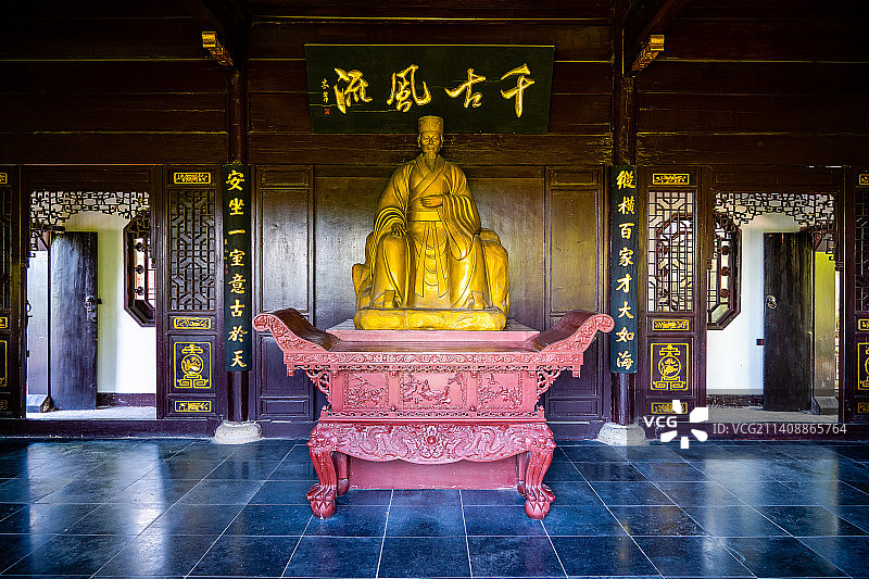 中国湖北省黄冈市黄州文赤壁东坡赤壁风景区，苏轼在此创作《念奴娇·赤壁怀古》图片素材