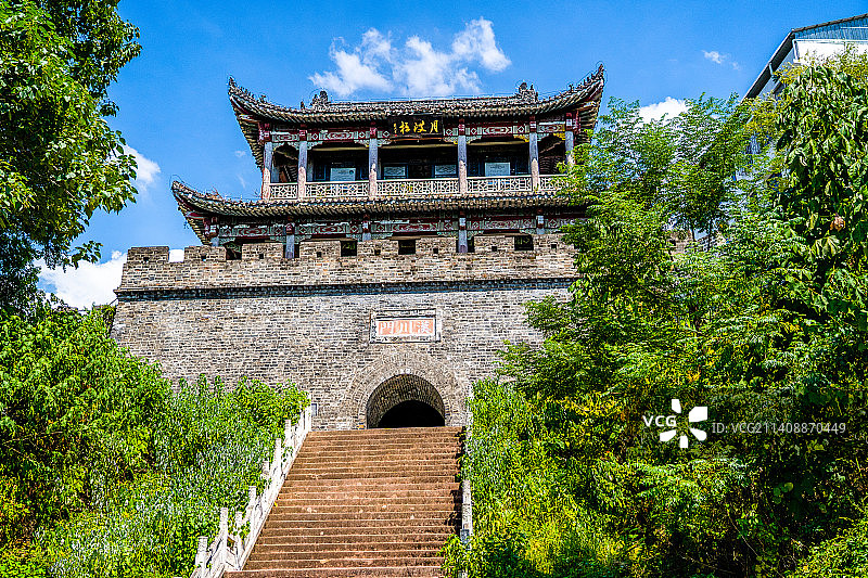 中国湖北省黄冈市黄州古城蓝天白云东坡赤壁广场的汉川门，苏轼题写的“月波楼”图片素材