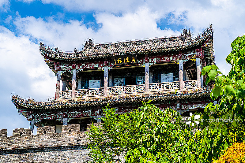 中国湖北省黄冈市黄州古城蓝天白云东坡赤壁广场的汉川门，苏轼题写的“月波楼”图片素材