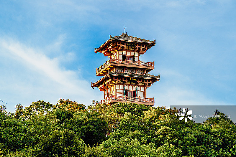 中国湖北省鄂州市西山风景区，苍松翠柏依山而建的吴王避暑宫的武昌楼图片素材