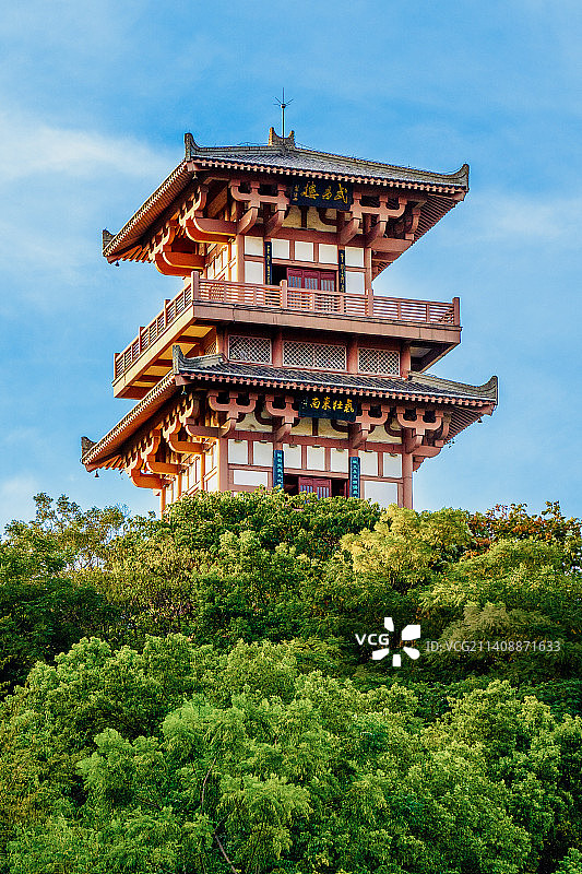 中国湖北省鄂州市西山风景区，苍松翠柏依山而建的吴王避暑宫的武昌楼图片素材