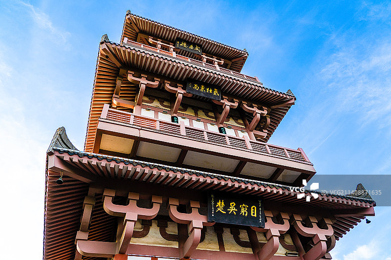 中国湖北省鄂州市西山风景区，苍松翠柏依山而建的吴王避暑宫的武昌楼图片素材