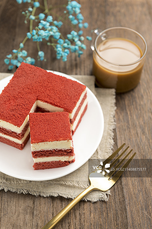 红丝绒蛋糕西点与咖啡特写图片素材