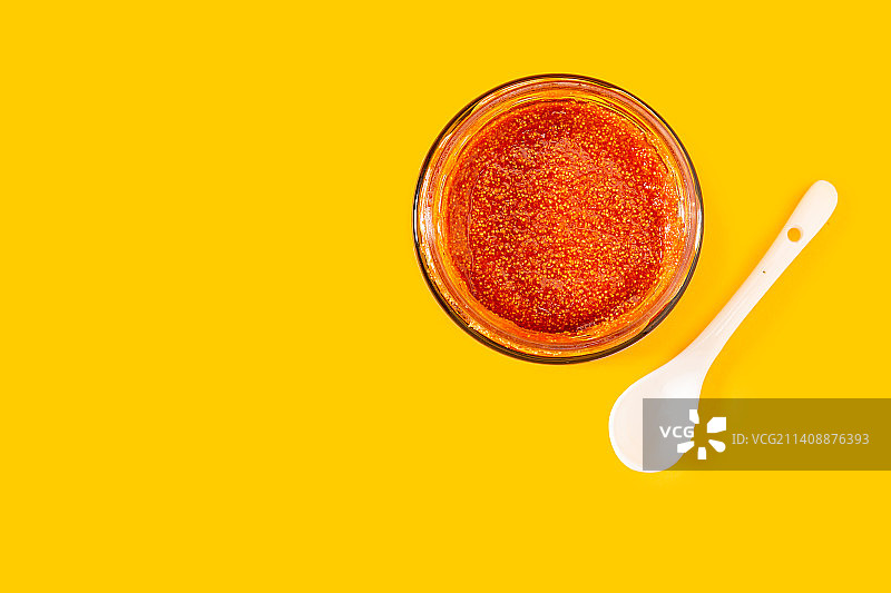 黄色背景上的一碗深海鱼子酱图片素材
