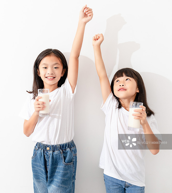 两个中国小女孩小学生在喝纯牛奶图片素材