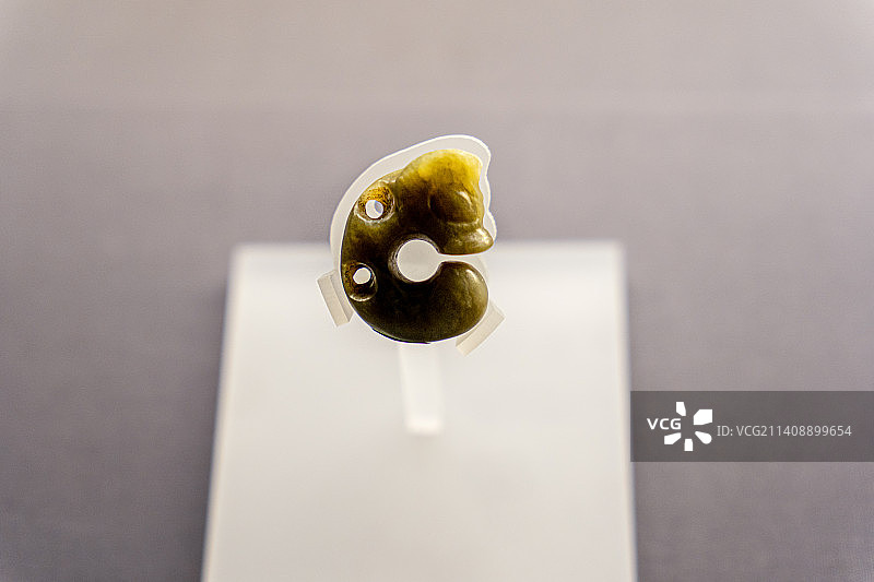 中国内蒙古呼和浩特内蒙古博物院重要文物藏品新石器时代玉猪龙图片素材