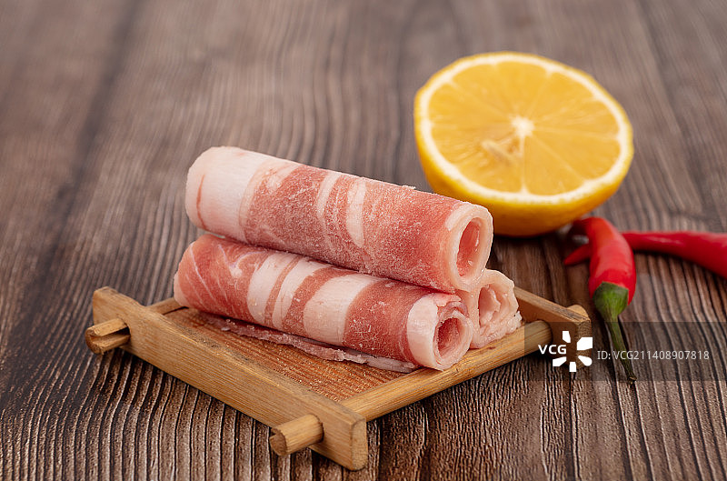 羊肉卷在木纹背景上图片素材