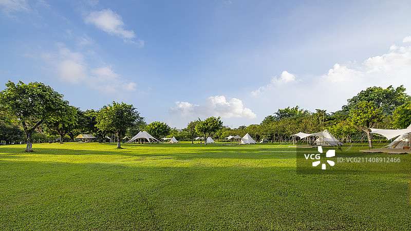 天空背景公园露营草地蓝天白云帐篷图图片素材