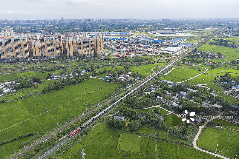 成都-喀什K452次运行在成都枢纽青白江附近图片素材