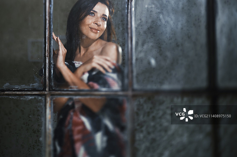 窗后的优雅女人图片素材