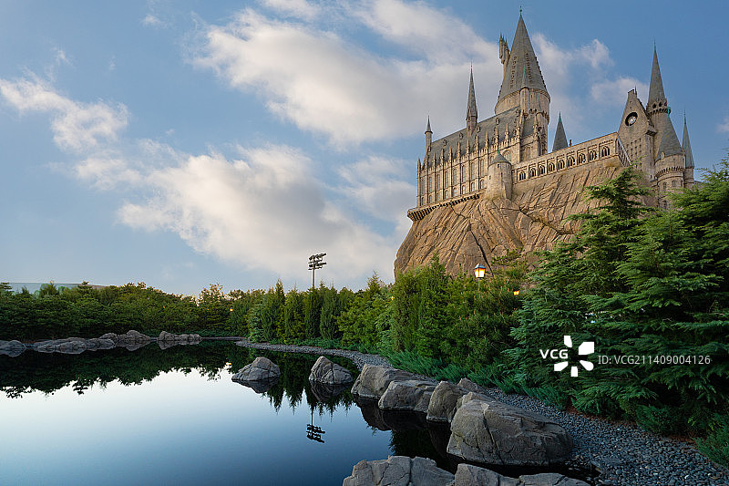 蓝天白云下的北京环球影城霍格沃茨城堡图片素材