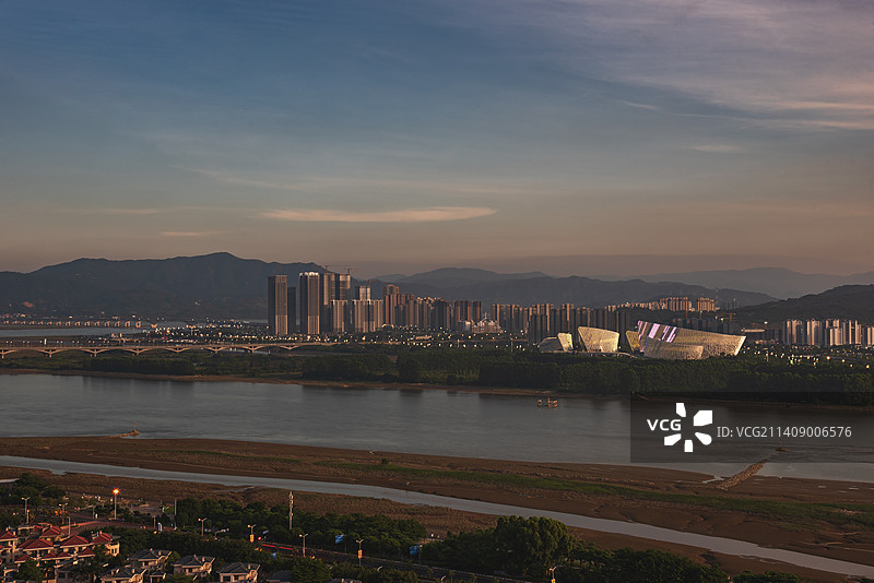 黄昏下的福州海峡文化艺术中心图片素材