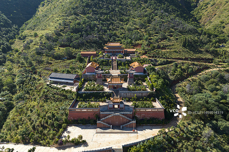 丽江程海白云寺航拍图片素材