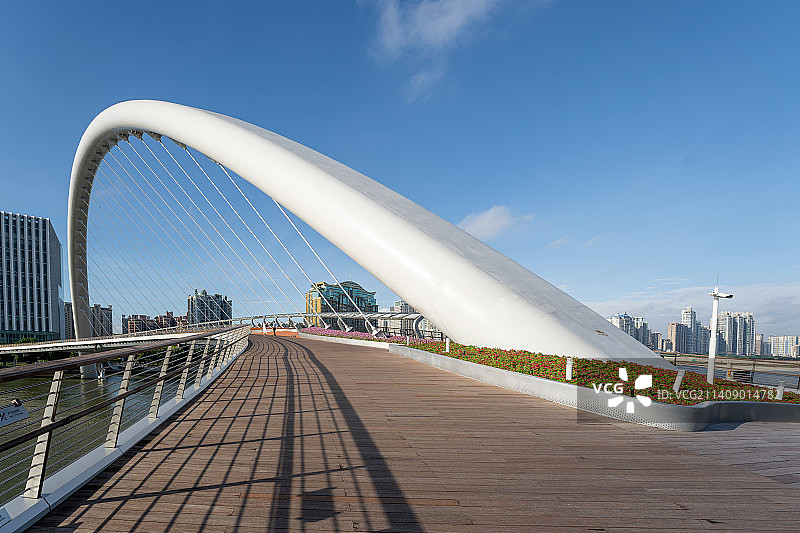 广州海心桥人行桥桥面蓝天白云图片素材