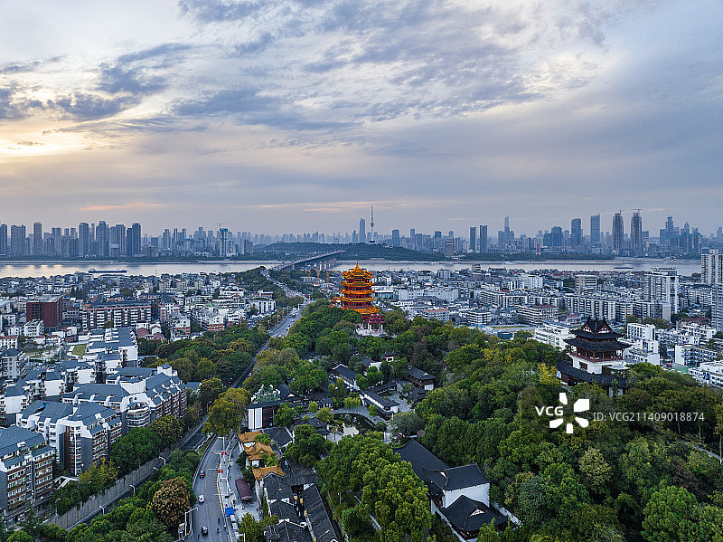 湖北武汉黄鹤楼公园两岸城市风光日落夜景图片素材