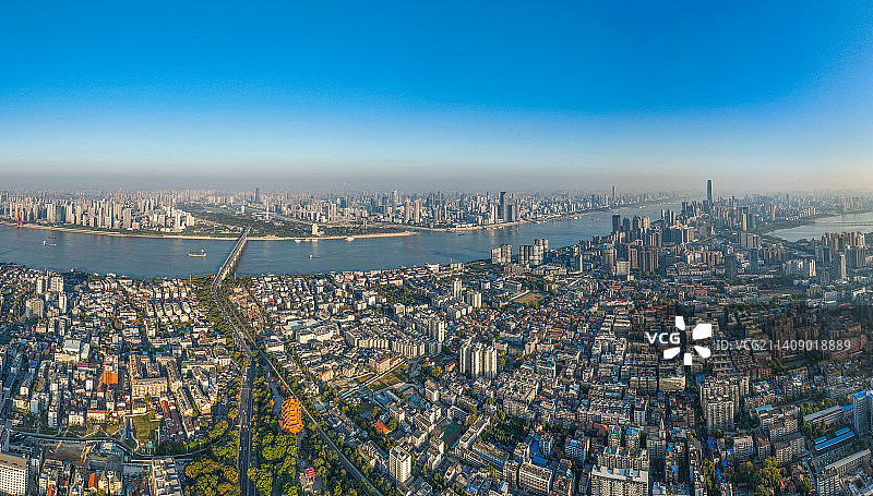 湖北武汉黄鹤楼公园两岸城市风光日落夜景图片素材