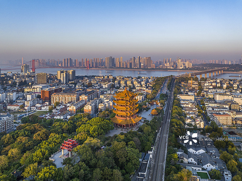 湖北武汉黄鹤楼公园两岸城市风光日落夜景图片素材