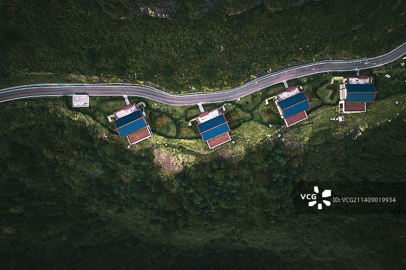 悬崖上的森林酒店图片素材