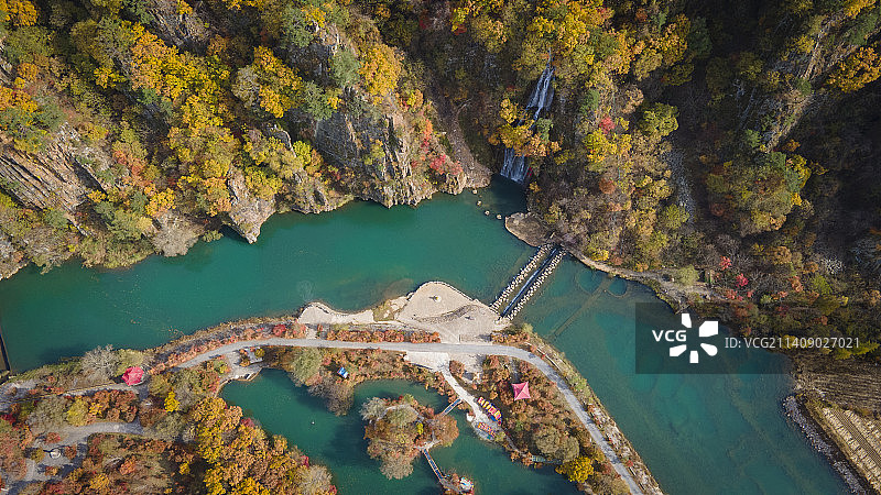 航拍秋天的辽宁本溪桓仁龙溪谷风景区图片素材