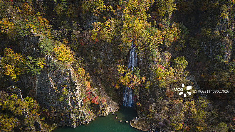 航拍秋天的辽宁本溪桓仁龙溪谷风景区图片素材