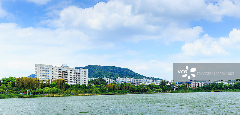长沙 后湖 岳麓山 蓝天白云下的城市风光图片素材