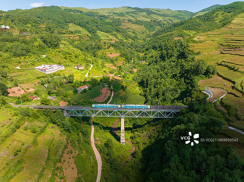 跨越山谷的成昆铁路列车图片素材