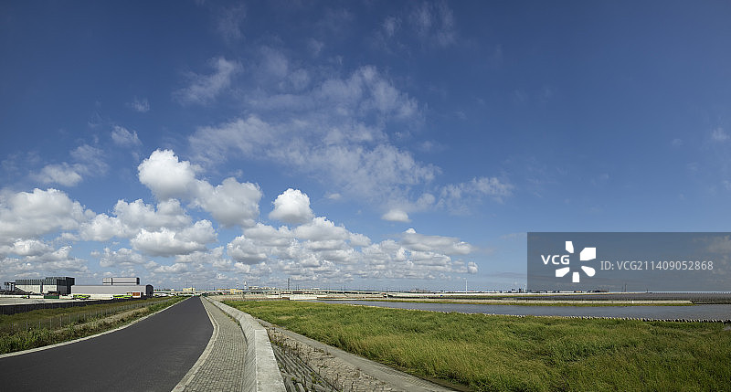 上海临港芦潮港堤岸-蓝天白云图片素材